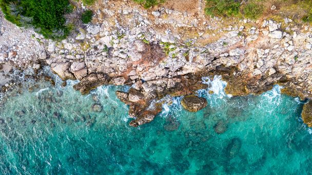 クロアチアでは緑の木々 に囲まれて美しい紺碧青い地中海のビーチ - 写真・画像