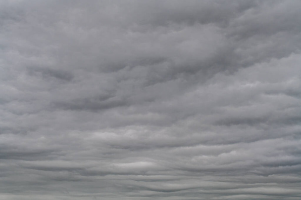 Nubes de tormenta gris antes de que comience la lluvia en Minnesota en el verano. - Foto, Imagen