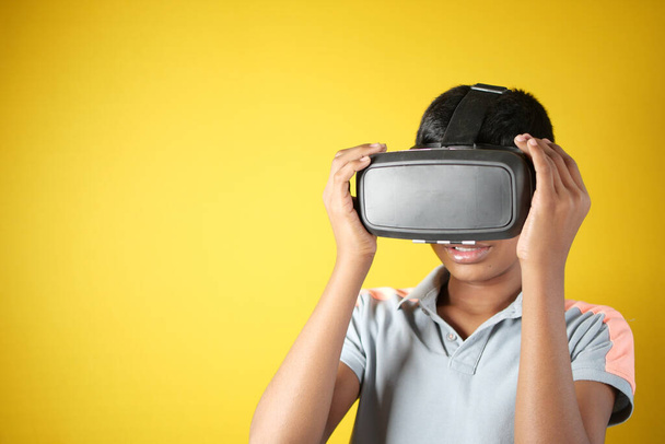  fiatal férfi visel virtuális valóság headset, vr box elszigetelt fehér  - Fotó, kép