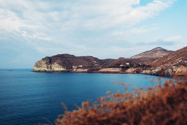 Meri ja vuoristo maisema Akrotiti, Santorini saari, Kreikka. Näkymä rantaan ja valkoiselle rannalle syksyllä. Lahden rannikko syksyllä - Valokuva, kuva