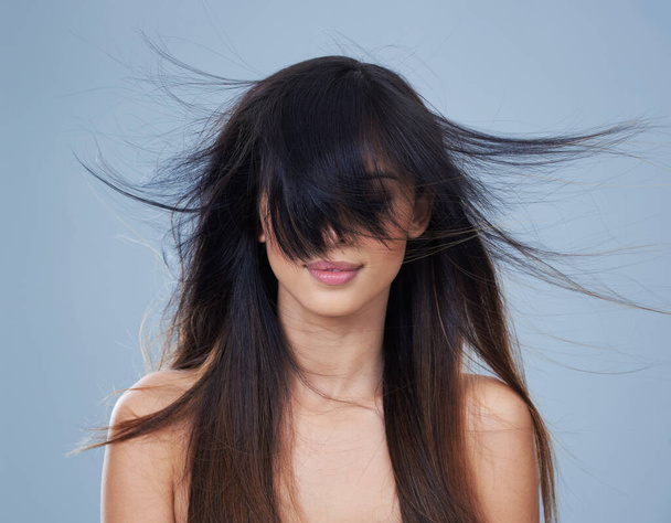 Svoboda vlasů. Studio záběr mladé ženy s větrem-zametl vlasy - Fotografie, Obrázek
