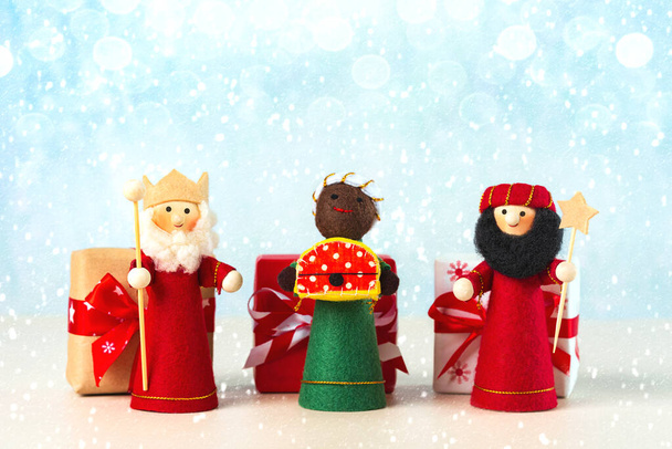 Die drei Weisen mit Weihnachtsgeschenken und Schneeflocken vor blauem Hintergrund. Konzept für Reyes Magos Tag, Three Wise Me - Foto, Bild