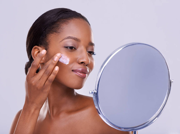 Mejorando su belleza natural. Estudio de una joven afroamericana con una hermosa piel - Foto, Imagen