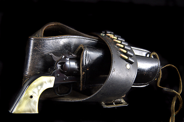 Pistola Revolver in Fondina Occidentale su Nero
 - Foto, immagini
