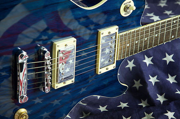 旗の背景に青いギター - 写真・画像