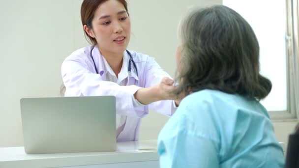 Médecin examinant le cœur avec un stéthoscope et discutant avec une femme âgée dans une clinique pour un bilan annuel, un service de santé en médecine et un concept d'assurance médicale. - Séquence, vidéo