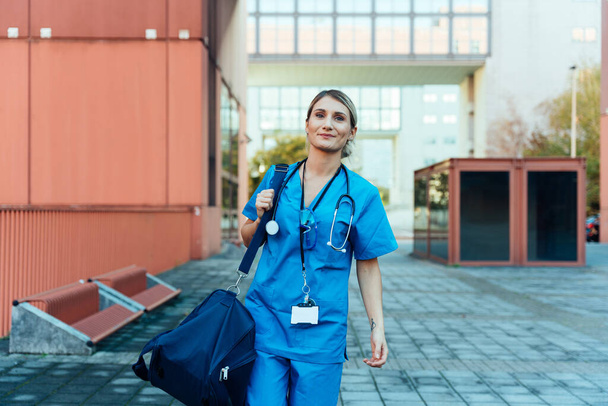 Cinematic footage representation of the daily life of a nurse going to work at the hospital	 - Foto, Imagen