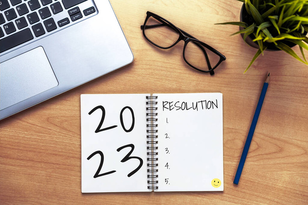 2023 Happy New Year Resolution Goal List and Plans Setting - Bureau d'affaires avec un cahier écrit sur la liste des objectifs et des résolutions du nouvel an. Changement et concept de détermination. - Photo, image