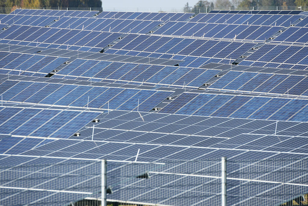 Solarcampus mit Photovoltaik-Forschungskraftwerk der Energie AG in Eberstalzell (Oberösterreich), Österreich;  - Foto, Bild