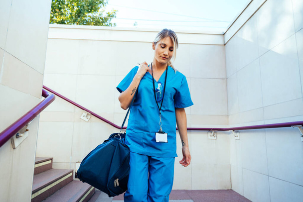  representation of the daily life of a nurse going to work at the hospital	 - Foto, Imagen