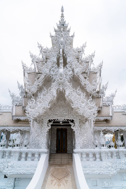 Chiang rai, Thailand - Nov 24, 2022 : Wat Rong Khun FamousTemple, or White Temple in Chiangrai, Chiang Rai Province, Northern Thailand - Foto, afbeelding