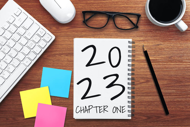 2023 Lista de objetivos y establecimiento de planes de feliz año nuevo - Escritorio de oficina de negocios con cuaderno escrito sobre la lista de planes de metas de año nuevo y el establecimiento de resoluciones. Cambio y concepto de determinación. - Foto, Imagen