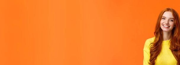 zufriedene Verbraucher empfehlen Produkt. niedlich fröhlich feminine rothaarige Frau mit hübschem Lächeln, zeigt okay Geste, mögen, zustimmen oder genehmigen etwas, geben positives Feedback, orangefarbener Hintergrund. - Foto, Bild