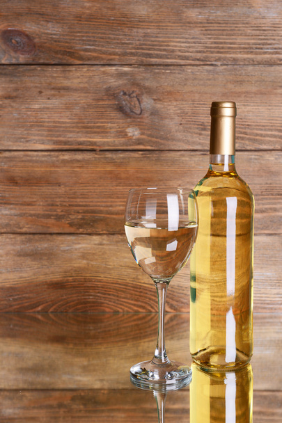 White wine on table - Foto, afbeelding