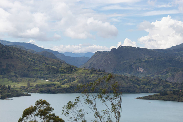 Cordilheira andina paisagem com céu azul e lago em dia ensolarado - Foto, Imagem