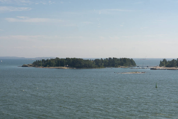 Остров Таллиннской эстонской бухты, вид с круизного судна в солнечный день - Фото, изображение