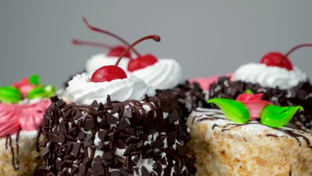 Gâteaux au chocolat, cerises et crème tournent sur un fond blanc - Séquence, vidéo
