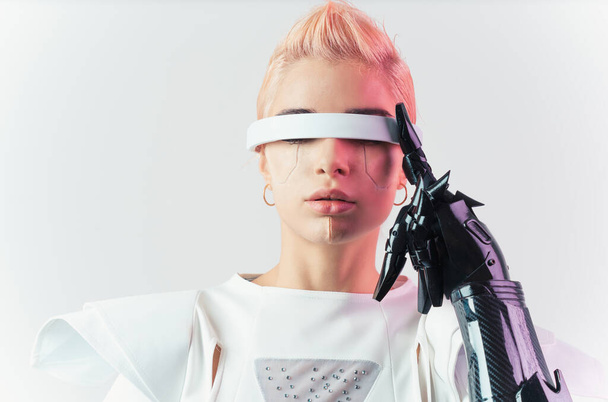 Representación de un súper humano biónico con partes de tecnología avanzada como visores vr y gadgets jugando en una sala de entrenamiento de realidad mixta. Evolución futurista del cyberpunk de la humanidad humana y la IA - Foto, imagen