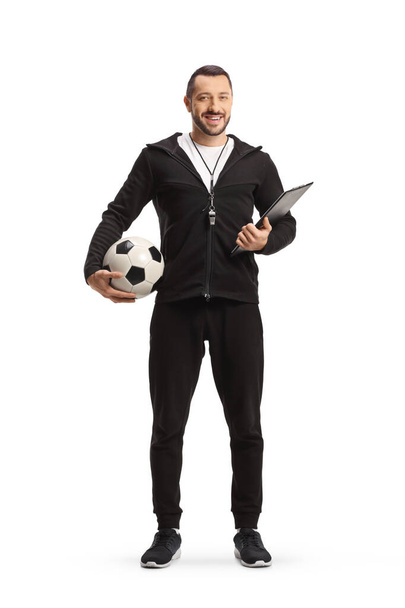 Portrait complet d'un entraîneur de football tenant un ballon et un presse-papiers isolés sur un backgroun blanc - Photo, image