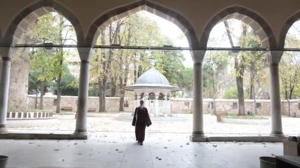 Muchacha musulmana visitando mezquita, cultura otomana chica caucásica en hijab visitando la mezquita, arquitecturas islámicas históricas - Metraje, vídeo