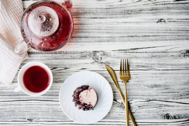 Feminine aesthetic breakfast with natural berries tea, vegan no baking cake flat lay. Copy space. - Foto, Imagem