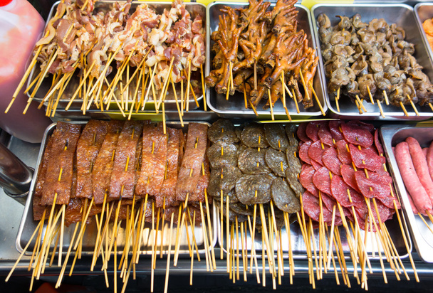 Экзотическая азиатская еда на придорожном ларьке
 - Фото, изображение