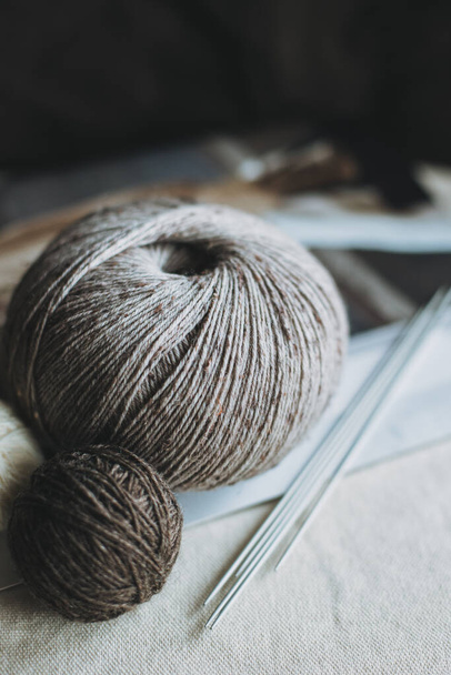 Bolas de fios de lã e agulhas de tricô para tricô manual. Conceito para artesanal. - Foto, Imagem