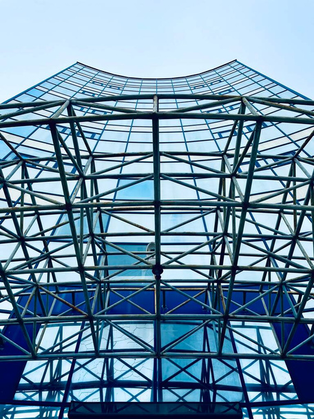 fond abstrait de bâtiment moderne toit bleu avec réflexion, vue à angle bas d'en bas. style industriel, construction - Photo, image