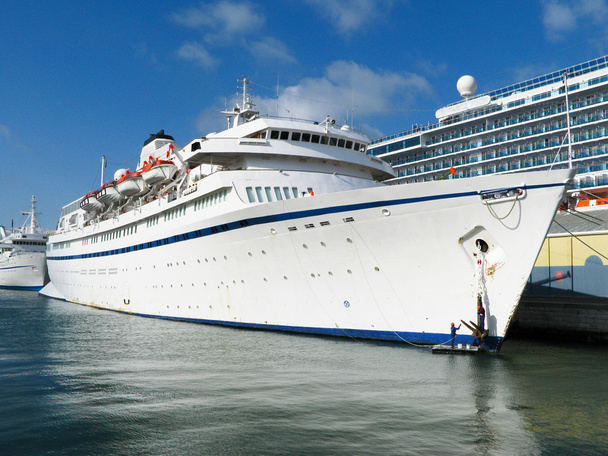 cruiseschip in haven - Foto, afbeelding