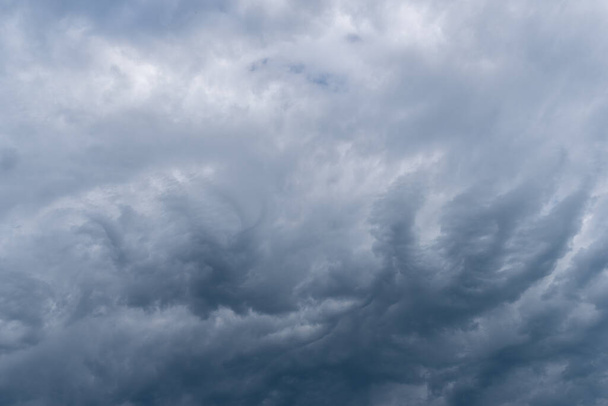 Szürke viharfelhők, mielőtt nyáron elered az eső Minnesotában.. - Fotó, kép