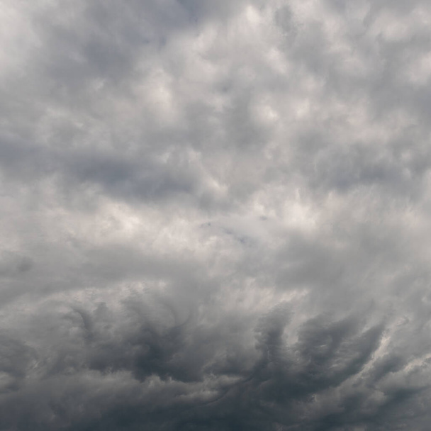 Szürke viharfelhők, mielőtt nyáron elered az eső Minnesotában.. - Fotó, kép