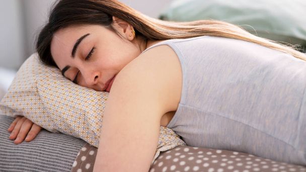 junge schöne Frau schläft auf dem Bett - Foto, Bild