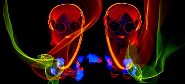 Sexy neon UV-gloed danser - Foto, afbeelding