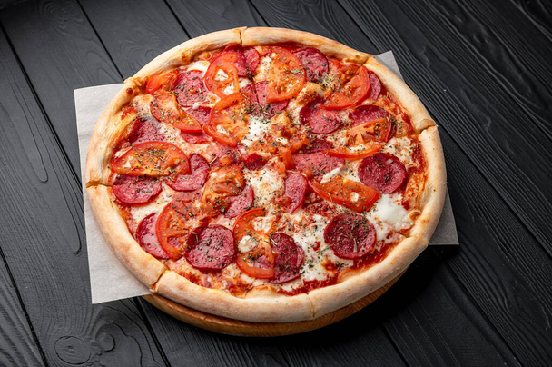 Smaczne pepperoni pizza i składniki gotowania pomidory bazylia Top view of hot pizza. - Zdjęcie, obraz