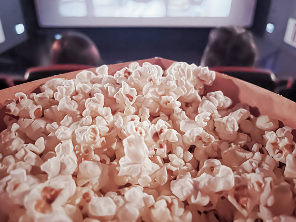 Mozi és szórakozás, popcorn doboz a moziban TV show streaming szolgáltatás és a filmipar branding - Fotó, kép