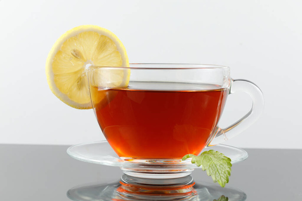 Teát citrommal a pohárban. Teát citrommal. - Fotó, kép