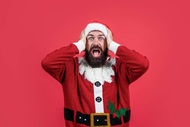 New year new goals. winter holiday preparations. present and gift shopping sale. happy new year. merry christmas. cheerful bearded man in santa claus costume. brutal hipster celebrate xmas party. - Foto, Bild