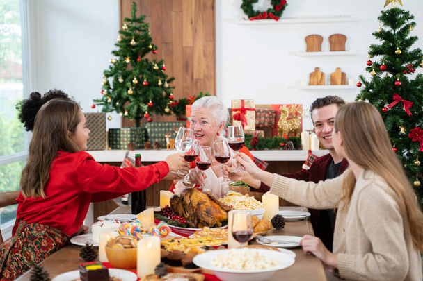 Buon Natale, Buona famiglia stanno cenando a casa, Celebrazione vacanza e insieme, Felice anno nuovo. - Foto, immagini