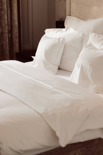 Wohnkultur und Innenarchitektur, Bett mit weißer Bettwäsche im Luxusschlafzimmer, Bettwäsche-Wäscheservice und Möbeldetails - Foto, Bild