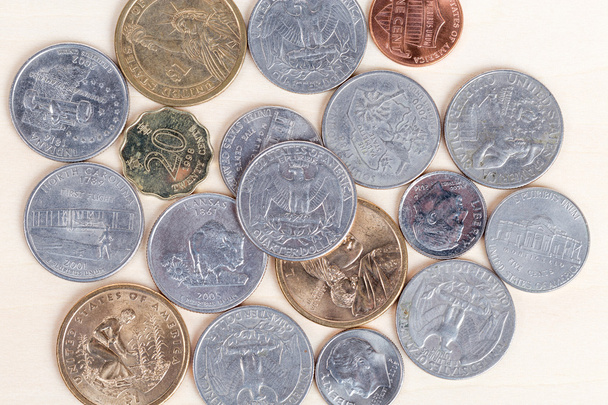 Куча американских монет на белом фоне
 - Фото, изображение