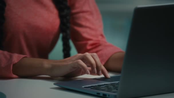 Blisko kobieta ręce wpisując na klawiaturze komputera na czacie online smsowanie e-mail zakupy w sklepie internetowym kobieta freelancer studiuje odległe poszukiwanie pracy wolne korzystanie z laptopa urządzenia w centrum handlowym - Materiał filmowy, wideo