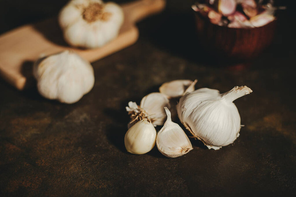 garlic pieces and garlic cloves - Foto, afbeelding