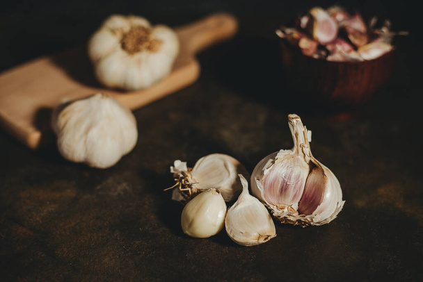 garlic pieces and garlic cloves - Foto, Bild