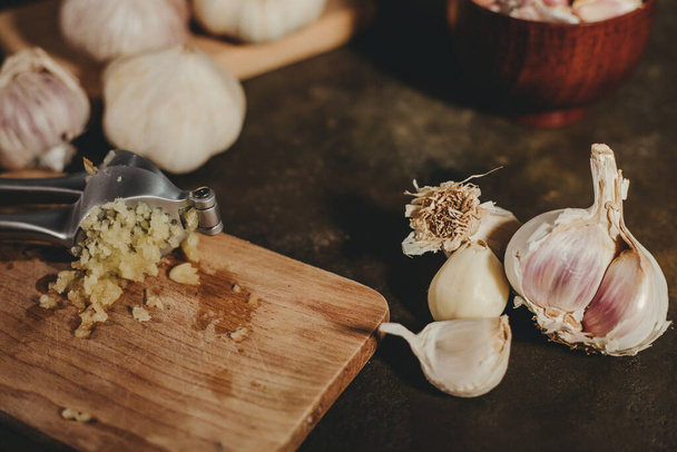 Garlic press with garlic cloves - Valokuva, kuva