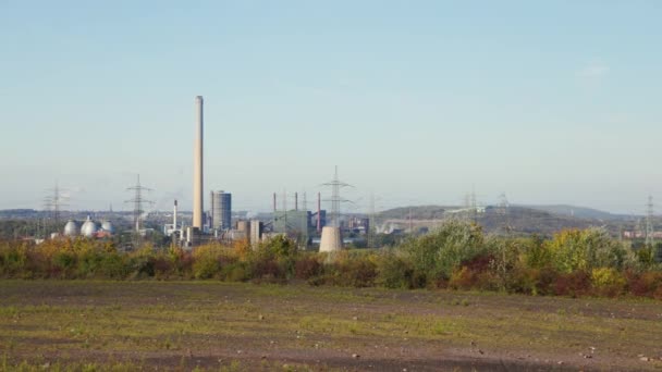 Spalarnia odpadów w Essen-Karnap w Essen, Nadrenia Północna-Westfalia, Niemcy. Krajobraz przemysłowy z kominami, dymem, parą wodną, wysokonapięciowymi słupami i budynkami.  - Materiał filmowy, wideo