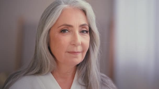 Портрет поважна старенька жінка Кавказької старої сіроволосистої жінки, яка відвернулася, звертається до камери проти старіння операції підняття обличчя зморшкуватою шкірною охороною здоров'я - Кадри, відео