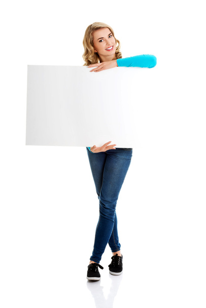 Portrait of happy woman with blank board - Фото, изображение