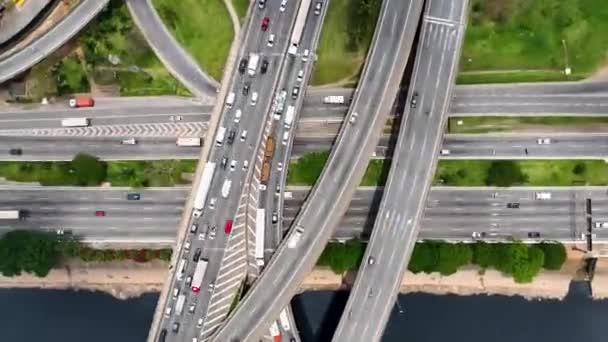 Time lapse μποτιλιάρισμα σε αυτοκινητόδρομο ορόσημο της Βραζιλίας Σάο Πάολο. Σκηνή μεταφοράς. Time lapse κυκλοφορία στο κέντρο του Σάο Πάολο Βραζιλία. Οχήματα με χρονική υστέρηση σε πολλαπλές γέφυρες και λωρίδες κυκλοφορίας. - Πλάνα, βίντεο