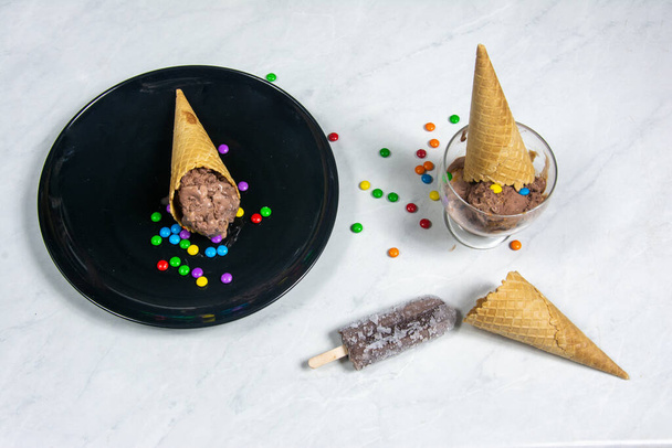 Delicioso helado sobre la mesa - Foto, Imagen