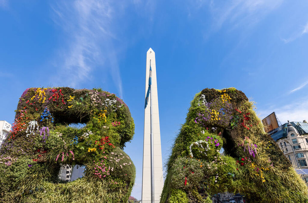 Panorámás városkép és városkép Buenos Aires közelében mérföldkő obeliszk a 9 de Julio Avenue. - Fotó, kép